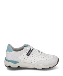 De sneaker is gemaakt van glad crèmekleurig leer met een geperforeerd ontwerp en turquoise accenten. Hij heeft een vetersluiting en een robuuste zool ideaal voor sportieve activiteiten en casual outfits.