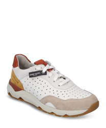 Zapatilla moderna con cordones fabricada en cuero blanco con detalles perforados y acentos de gamuza en marrón claro rojo y amarillo. La suela robusta ofrece comodidad y estilo adicionales.