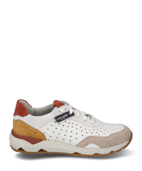 Zapatilla moderna con cordones fabricada en cuero blanco con detalles perforados y acentos de gamuza en marrón claro rojo y amarillo. La suela robusta ofrece comodidad y estilo adicionales.