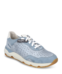 Sneaker leggero con lacci realizzato in suede azzurro chiaro con design perforato. La scarpa ha una suola bianca con profilo marrone e un accento bianco sul tallone.