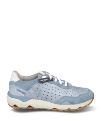 Sneaker leggero con lacci realizzato in suede azzurro chiaro con design perforato. La scarpa ha una suola bianca con profilo marrone e un accento bianco sul tallone.