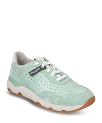 La sneaker è realizzata in suede verde menta e presenta una lacciatura bianca. Le caratteristiche speciali includono la superficie perforata e la suola bianca con profilo marrone.