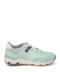 La sneaker è realizzata in suede verde menta e presenta una lacciatura bianca. Le caratteristiche speciali includono la superficie perforata e la suola bianca con profilo marrone.