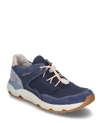 La sneaker est fabriquée en daim bleu et en mesh avec des lacets roses et blancs. Elle dispose d'une semelle blanche avec un profil brun et d'un délicat accent rose à l'arrière. Idéale pour un look sportif et moderne.