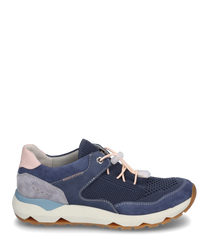La sneaker est fabriquée en daim bleu et en mesh avec des lacets roses et blancs. Elle dispose d'une semelle blanche avec un profil brun et d'un délicat accent rose à l'arrière. Idéale pour un look sportif et moderne.