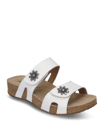 Witte sandaal met klittenbandsluiting versierd met metalen bloemen op de banden. De zool is van kurk wat zorgt voor extra comfort.