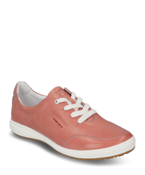 La sneaker color salmone è realizzata in pelle liscia e presenta una laccatura bianca. La suola è di un delicato bianco crema conferendo alla scarpa un aspetto moderno.