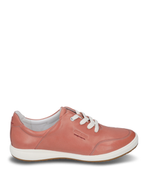 La sneaker color salmone è realizzata in pelle liscia e presenta una laccatura bianca. La suola è di un delicato bianco crema conferendo alla scarpa un aspetto moderno.