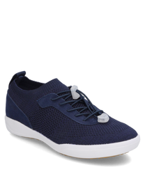 Sneaker blu con lacci realizzato in materiale mesh traspirante. La scarpa ha una suola bianca e un design moderno e sportivo.