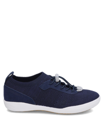 Sneaker blu con lacci realizzato in materiale mesh traspirante. La scarpa ha una suola bianca e un design moderno e sportivo.
