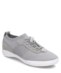 Szary sneaker z sznurówką wykonany z oddychającego materiału dzianinowego. But ma białą podeszwę i nowoczesny lekki design.