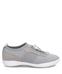 Szary sneaker z sznurówką wykonany z oddychającego materiału dzianinowego. But ma białą podeszwę i nowoczesny lekki design.
