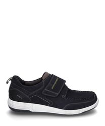 El zapato semiabierto en color combinado índigo está hecho de material de alta calidad con un práctico cierre de velcro. Destacan las costuras en contraste y la suela robusta y clara que proporciona comodidad adicional.