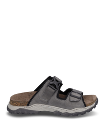 Sandale grise au design robuste fabriquée en cuir avec une boucle visible comme fermeture. La semelle est texturée et résistante idéale pour le confort et la tenue sur différents types de surfaces.