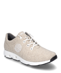 Beige sneaker met veters gemaakt van een zacht textielmateriaal. De schoen heeft een lichtgrijze loopzool en een subtiel logo aan de zijkant.