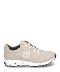 Beige sneaker met veters gemaakt van een zacht textielmateriaal. De schoen heeft een lichtgrijze loopzool en een subtiel logo aan de zijkant.