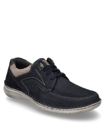 La scarpa in combinazione indigo presenta una tomaia in pelle blu scuro e una cucitura a contrasto chiara. La scarpa è dotata di lacci e si distingue per una suola chiara e strutturata.