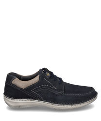 La scarpa in combinazione indigo presenta una tomaia in pelle blu scuro e una cucitura a contrasto chiara. La scarpa è dotata di lacci e si distingue per una suola chiara e strutturata.
