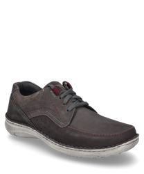 La scarpa bassa nella combinazione di colori granito è realizzata in materiale resistente con una chiusura discreta. Si distingue per le cuciture rosse a contrasto e una suola grigio chiaro.