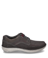 La scarpa bassa nella combinazione di colori granito è realizzata in materiale resistente con una chiusura discreta. Si distingue per le cuciture rosse a contrasto e una suola grigio chiaro.