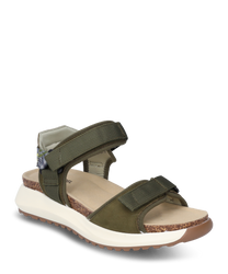 Sandale verte olive avec fermeture velcro fabriquée à partir de matériaux durables. La sandale dispose d'une semelle intérieure rembourrée de couleur marron clair et d'une semelle blanche légèrement surélevée pour un confort supplémentaire.