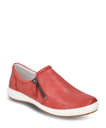 Le mocassin rouge est en cuir lisse et possède une fermeture éclair latérale. La surface perforée donne à la chaussure un look moderne.