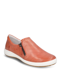 El zapato en color salmón está hecho de cuero liso y tiene una superficie perforada para la transpirabilidad. Un cierre lateral facilita el poner y quitar.