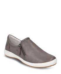 De grijze slipper is gemaakt van glad leer met een geperforeerd oppervlak en een praktische ritssluiting aan de zijkant. De schoen heeft een witte zool en subtiele stiksels die hem een moderne uitstraling geven.