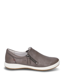 De grijze slipper is gemaakt van glad leer met een geperforeerd oppervlak en een praktische ritssluiting aan de zijkant. De schoen heeft een witte zool en subtiele stiksels die hem een moderne uitstraling geven.