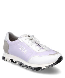 Der Sneaker ist in einer Kombination aus Weiß und Lavendel gehalten mit einer markanten 1886-Prägung an der Seite. Er besteht aus einem Materialmix mit Schnürung und einer robusten Profilsohle ideal für einen sportlichen und modischen Auftritt.