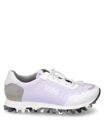Der Sneaker ist in einer Kombination aus Weiß und Lavendel gehalten mit einer markanten 1886-Prägung an der Seite. Er besteht aus einem Materialmix mit Schnürung und einer robusten Profilsohle ideal für einen sportlichen und modischen Auftritt.
