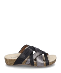La sandale a un design moderne avec des sangles en cuir noires et argentées. Elle dispose d'une fermeture à élastique et d'une semelle en liège confortable qui offre un confort de port optimal.