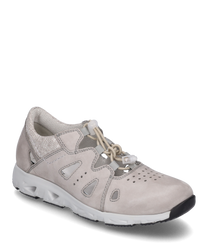 Lekki sneaker z sznurowaniem w jasnoszarym kolorze z oddychającego materiału tekstylnego z wstawkami z siateczki. Szczególnymi cechami są boczne wycięcia oraz elastyczna biała podeszwa zapewniająca optymalny komfort noszenia.