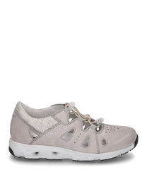 Lekki sneaker z sznurowaniem w jasnoszarym kolorze z oddychającego materiału tekstylnego z wstawkami z siateczki. Szczególnymi cechami są boczne wycięcia oraz elastyczna biała podeszwa zapewniająca optymalny komfort noszenia.