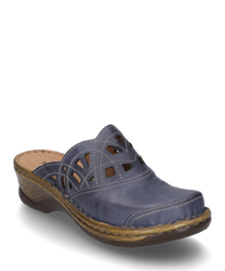 Il clogs è realizzato in pelle blu e presenta ritagli decorativi sulla parte superiore. Un elastico in gomma garantisce una vestibilità comoda mentre la suola leggermente rialzata in marrone offre stabilità.