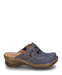 Il clogs è realizzato in pelle blu e presenta ritagli decorativi sulla parte superiore. Un elastico in gomma garantisce una vestibilità comoda mentre la suola leggermente rialzata in marrone offre stabilità.