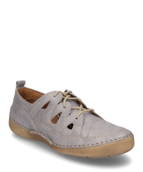 La chaussure demi-botte en cuir beige dispose d'un laçage décoratif et de découpes latérales. La semelle claire complète le design tandis que le logo brodé au niveau du talon ajoute une touche particulière.
