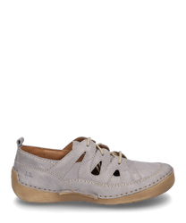 La chaussure demi-botte en cuir beige dispose d'un laçage décoratif et de découpes latérales. La semelle claire complète le design tandis que le logo brodé au niveau du talon ajoute une touche particulière.