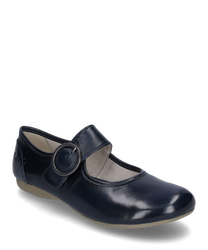 Elegante halfhoge schoen van glanzend donkerblauw leer met een zilveren gesp als sluiting. De schoen heeft een platte beige zool en afgeronde neus voor hoog draagcomfort.