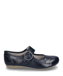 Elegante halfhoge schoen van glanzend donkerblauw leer met een zilveren gesp als sluiting. De schoen heeft een platte beige zool en afgeronde neus voor hoog draagcomfort.