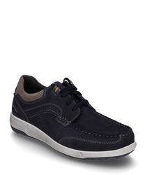 Scarpa mezza alta in pelle blu scuro con lacci cuciture a contrasto e dettagli beige sul gambale. La suola bianca e il design sobrio conferiscono un aspetto moderno e versatile.