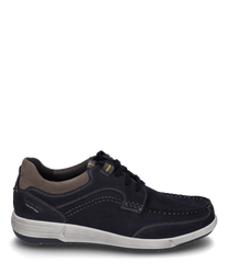 Scarpa mezza alta in pelle blu scuro con lacci cuciture a contrasto e dettagli beige sul gambale. La suola bianca e il design sobrio conferiscono un aspetto moderno e versatile.