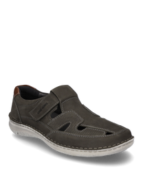 Der Halbschuh aus dunkelgrauem Leder hat einen praktischen Klettverschluss und markante Ziernähte. Die hellgraue Sohle und die Cut-Out-Details verleihen dem Schuh einen modernen Look.
