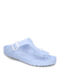 Une paire de tongues bleu clair avec une boucle blanche en plastique sur le côté. Fabriquées en matière synthétique elles offrent un design simple et élégant idéal pour les journées d'été.