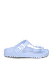 Une paire de tongues bleu clair avec une boucle blanche en plastique sur le côté. Fabriquées en matière synthétique elles offrent un design simple et élégant idéal pour les journées d'été.