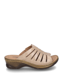 Le sabot beige en cuir a une fermeture élastique et est orné de découpes élégantes. La semelle est conçue dans un style bois ce qui donne à la chaussure un aspect naturel.