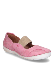 Zapato bajo de cuero rosa con banda elástica beige en el empeine. La suela es de color blanco envejecido ideal para un estilo casual y cómodo.