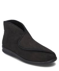 Zwarte slipper van suède met klittenbandsluiting. De slipper heeft een gladde zool en een strak eenvoudig ontwerp waardoor hij geschikt is voor zowel binnen- als buitengebruik.