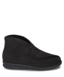 Zwarte slipper van suède met klittenbandsluiting. De slipper heeft een gladde zool en een strak eenvoudig ontwerp waardoor hij geschikt is voor zowel binnen- als buitengebruik.