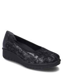 Zapato bajo de color negro con diseño texturizado y acabado brillante. Sin cierre presenta una suela gruesa y cómoda ideal para uso diario.